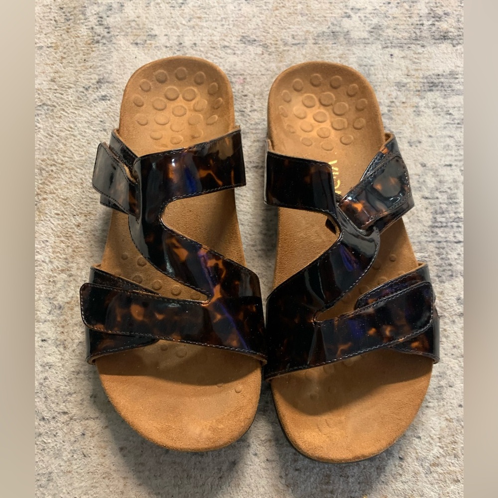 VIONIC Tortoise Patent Adjustable Strap Sandals Sz 8
